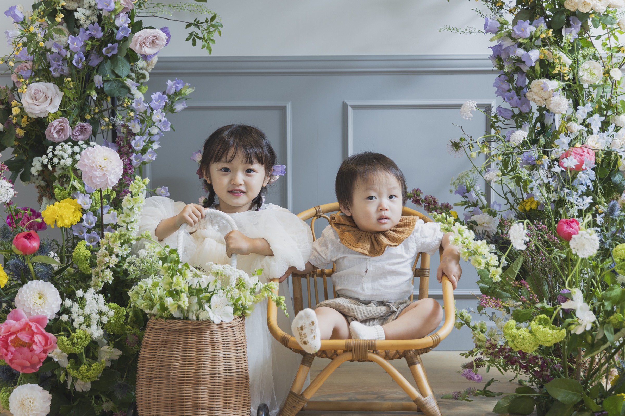 季節の花のアーチとお子様